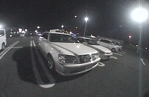 夜の駐車場、静かな時間