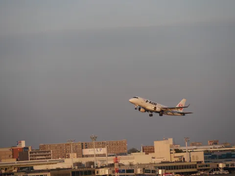 夕暮れ時のJ-AIR機、離陸の瞬間