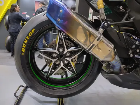 虹色マフラーの機械美