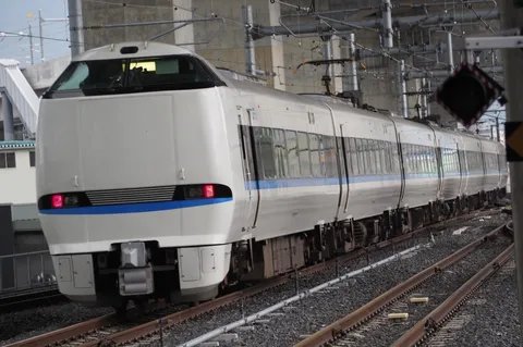 都会を駆ける白い列車