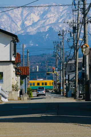 列車と山のコントラスト