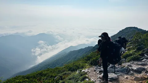 雲海の上を行く登山道