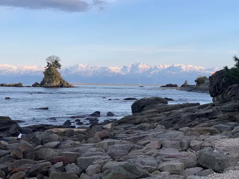 海辺の孤高の小島と遠景の山々