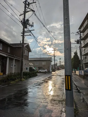 雨上がりの路地裏、光の筋