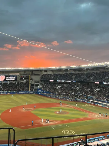 夕焼けと野球場のドラマチックな瞬間