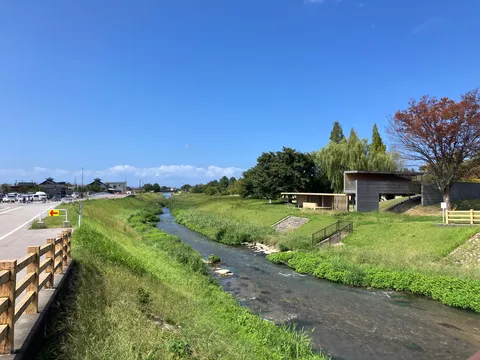 青空と小川の午後