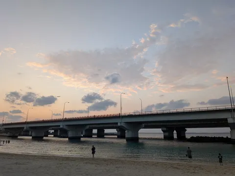 茜空と橋、移ろう時