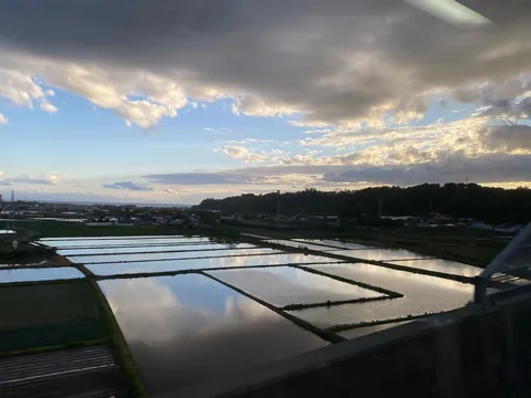 夕暮れの水鏡と雲のグラデーション
