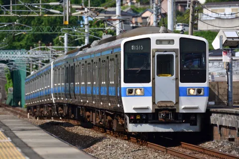 電車が駅に滑り込む瞬間