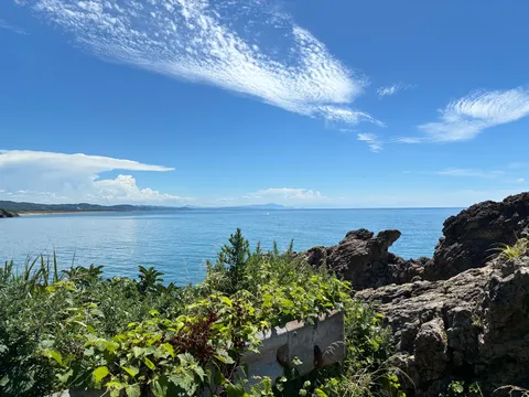 青く広がる海と空のコントラスト