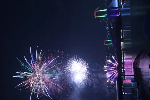 夜空を彩る花火と光の橋