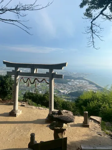鳥居越しの街と海