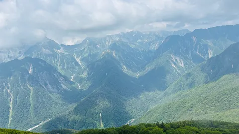 雲間から覗く山の稜線