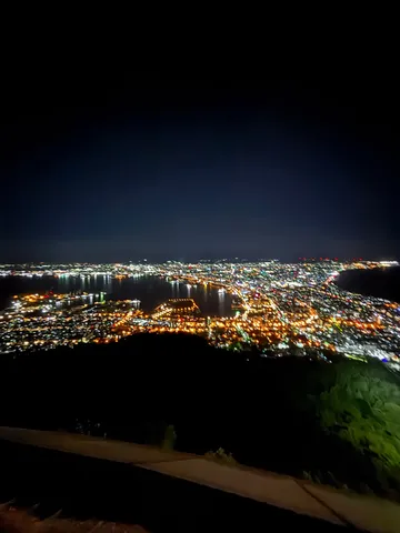 夜景と闇のコントラスト、光の絨毯