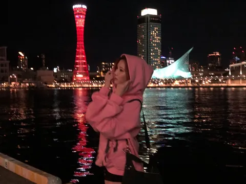 夜景に映る赤塔のともしび