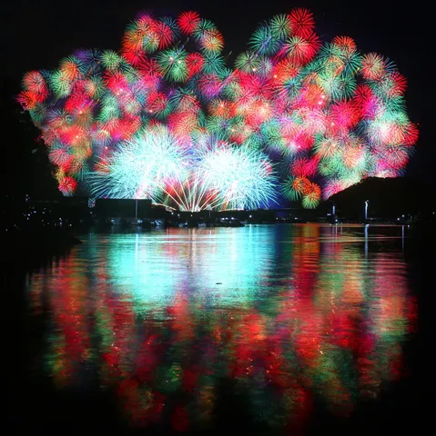 夜空を彩る光のシンフォニー
