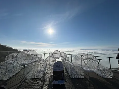 雲海に浮かぶアートと未来へのカウントダウン