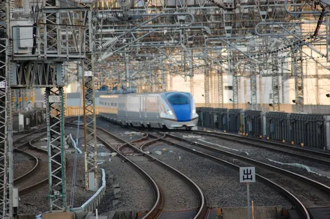 疾走する未来、静寂の鉄路