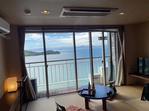 窓辺の海と一杯の風景