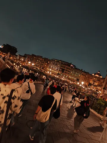 灯りと人の賑わい、夜の散策