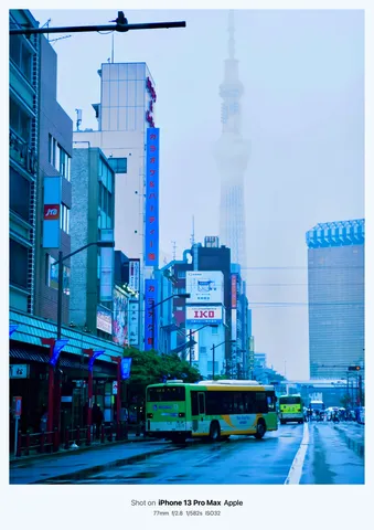 青に染まる街角、静かな午後
