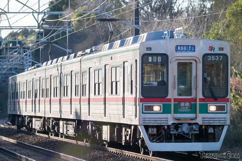 東成田へ向かう列車、日差しの中を快走