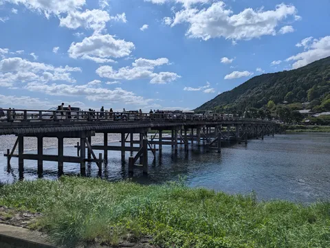 青空と人がつなぐ橋