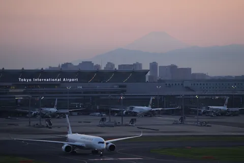静かな空港と富士のシルエット