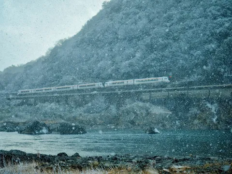 吹雪の中を走る列車