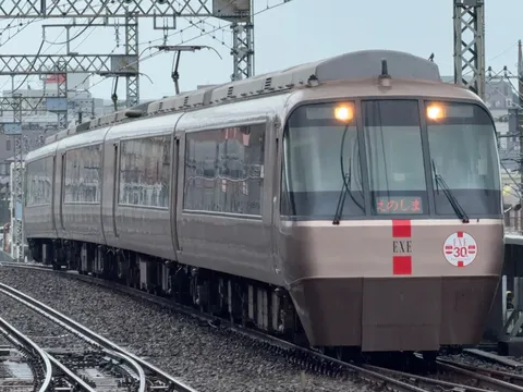 夕暮れを走るEXE列車