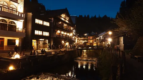 川沿いの温泉街、夜の灯り