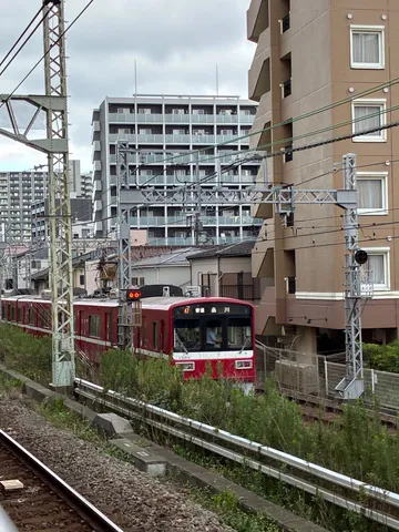 赤い電車と都市の静けさ