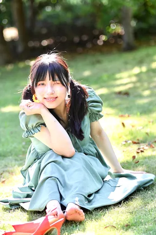 緑陰に微笑む、夏の午後