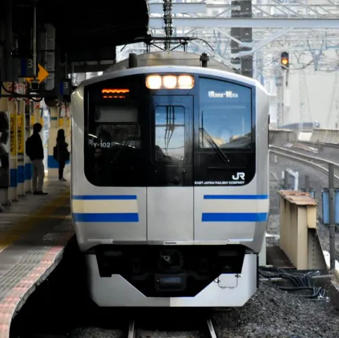 正面に映る駅の朝霧感