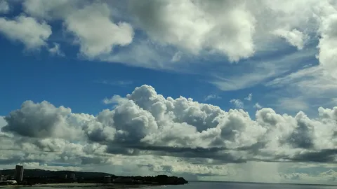 雲の壁、遠い街、そして静かな海