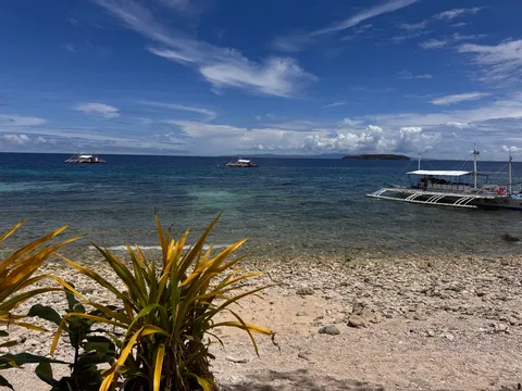 水平線と青い空、離島への船旅