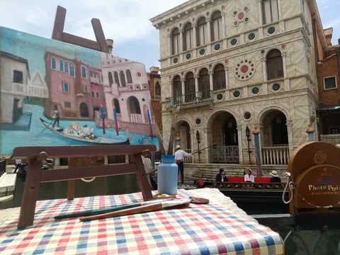 絵筆とベネチアの風景