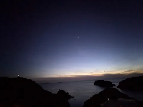 星影に染まる、静寂の海景