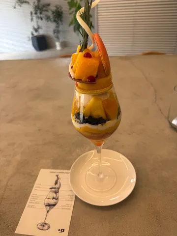 グラスに映える！トロピカルパフェ