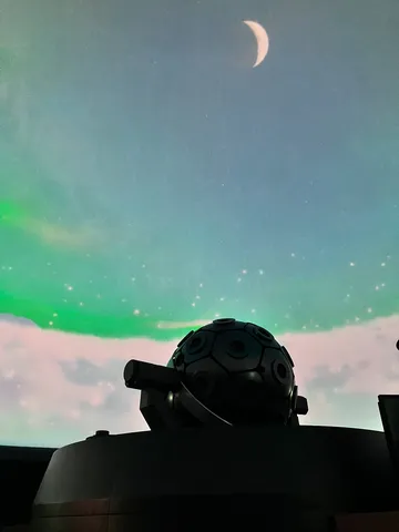 月夜の発光球と星空