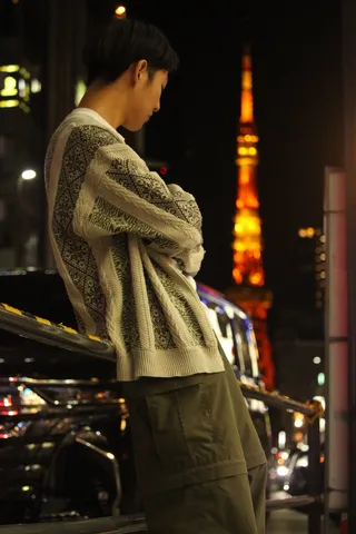 夜景と佇む人