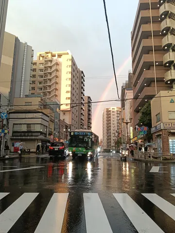 雨上がりの交差点、虹のアーチ