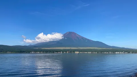 静寂の湖面に映る富士山