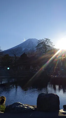 逆光に浮かぶ富士と湖畔の景色