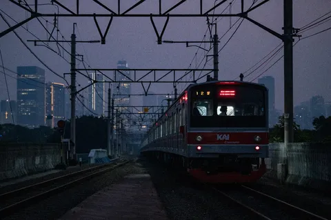 夜明け前の通勤電車