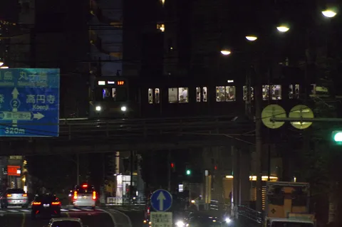 闇に浮かぶ、列車の灯り