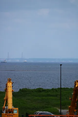 海辺の産業風景とクレーン
