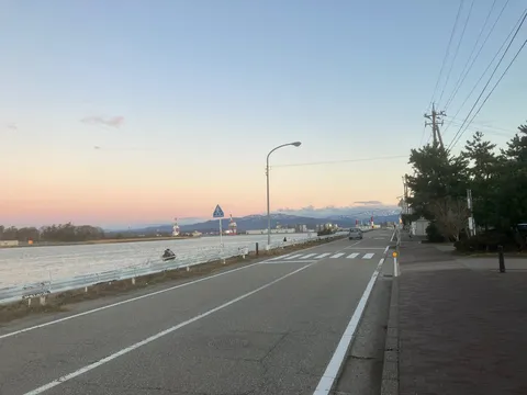 夕暮れの海沿いロード