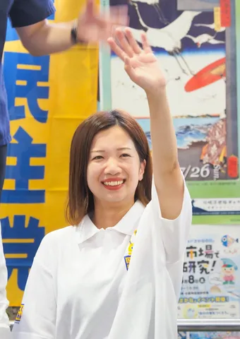 みんなに手を振る笑顔