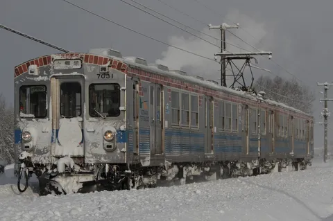雪原を駆ける鋼鉄の巨人